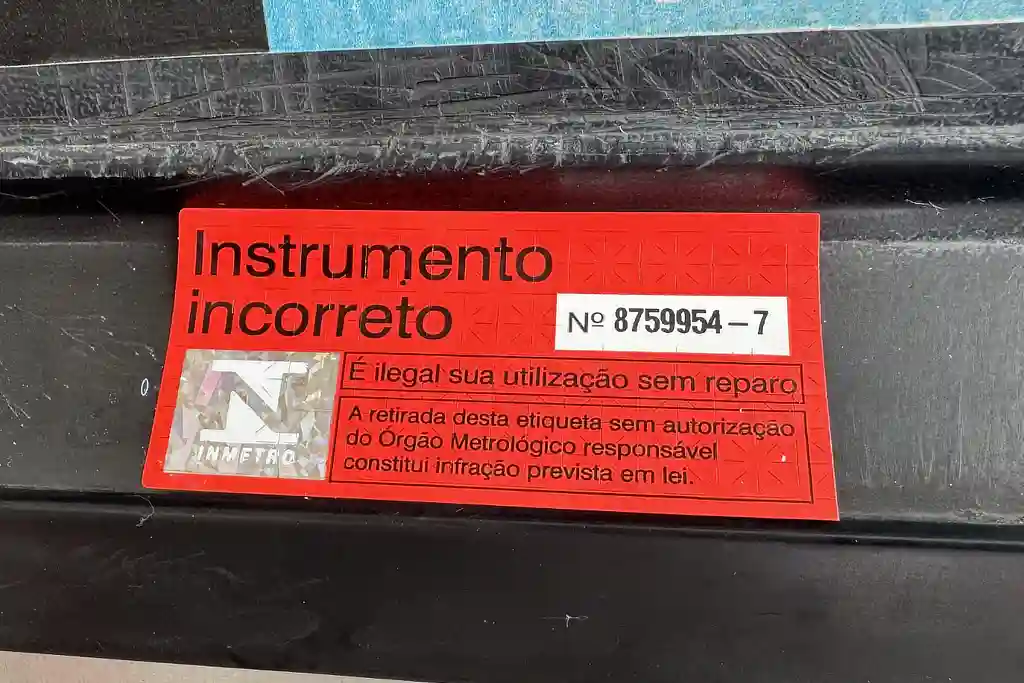 Selo de bomba de combustível interditada em Sergipe