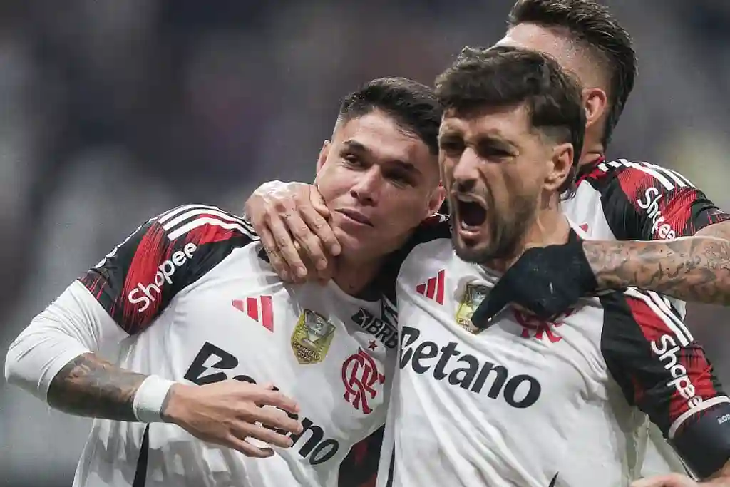 Jogadores do Flamengo comemoram vitória sobre o Corinthians no Brasileirão 2025