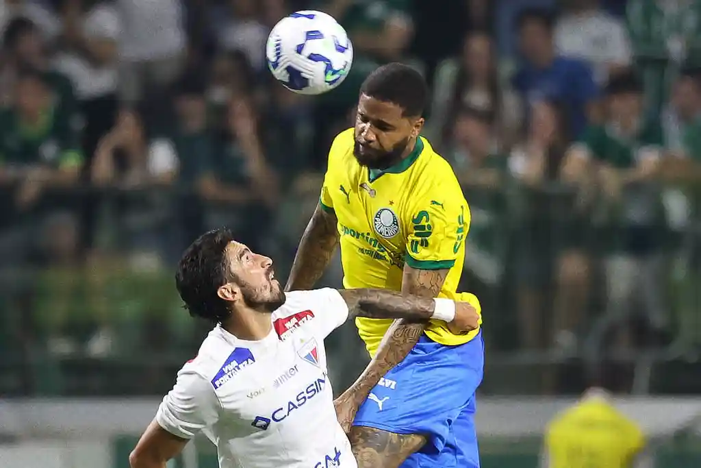 Micael, do Palmeiras, disputa bola com o jogador do Fortaleza, no Brasileirão 2025 