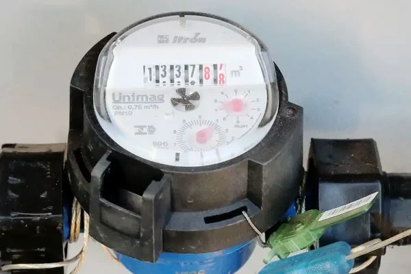 Imagem de hidrômetro aferindo consumo de água