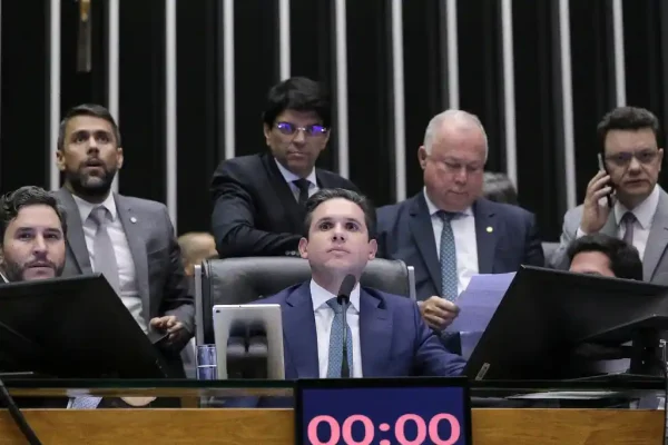 Hugo Motta durante votação da PEC da Blindagem na Câmara dos Deputados