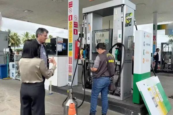 Dono de posto de combustível em Aracaju é levado à delegacia por fraude em bomba de GNV