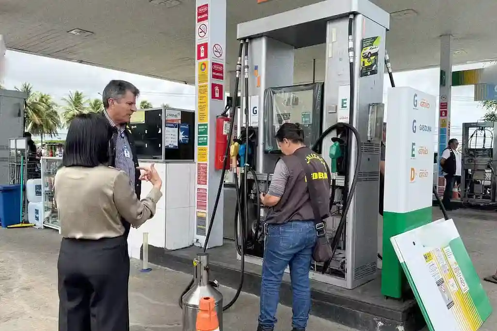 Dono de posto de combustível em Aracaju é levado à delegacia por fraude em bomba de GNV