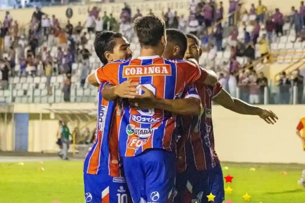 Jogadores do Itabaiana comemoram gol