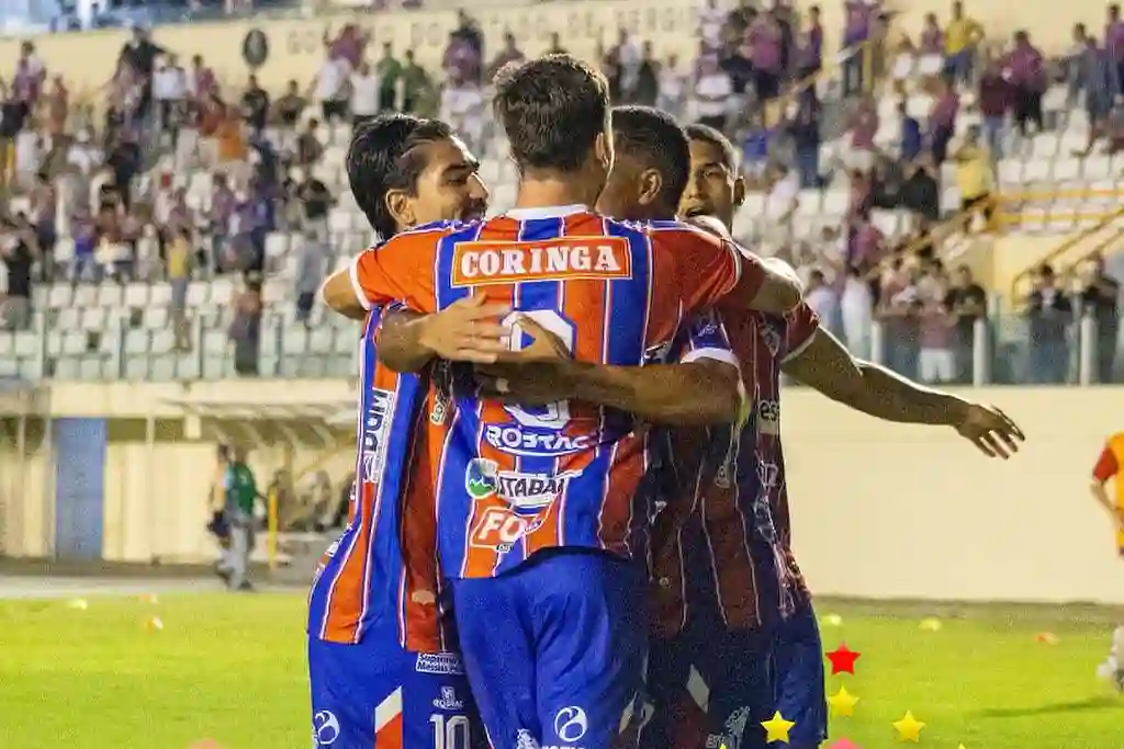 Jogadores do Itabaiana comemoram gol