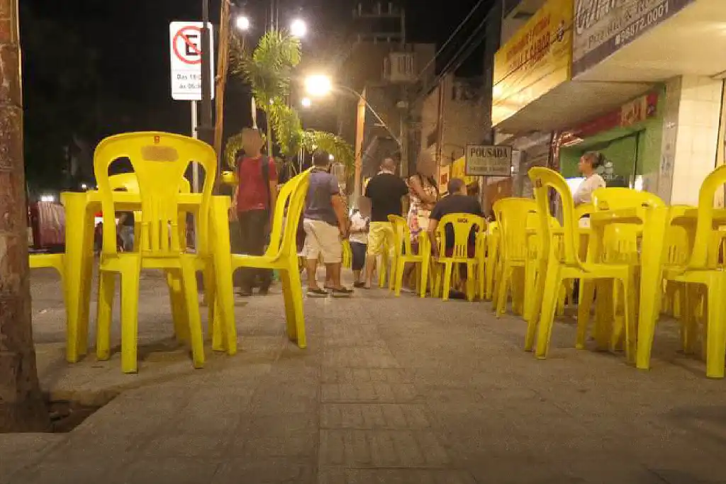 Mesas de bar ocupando calçada em Aracaju