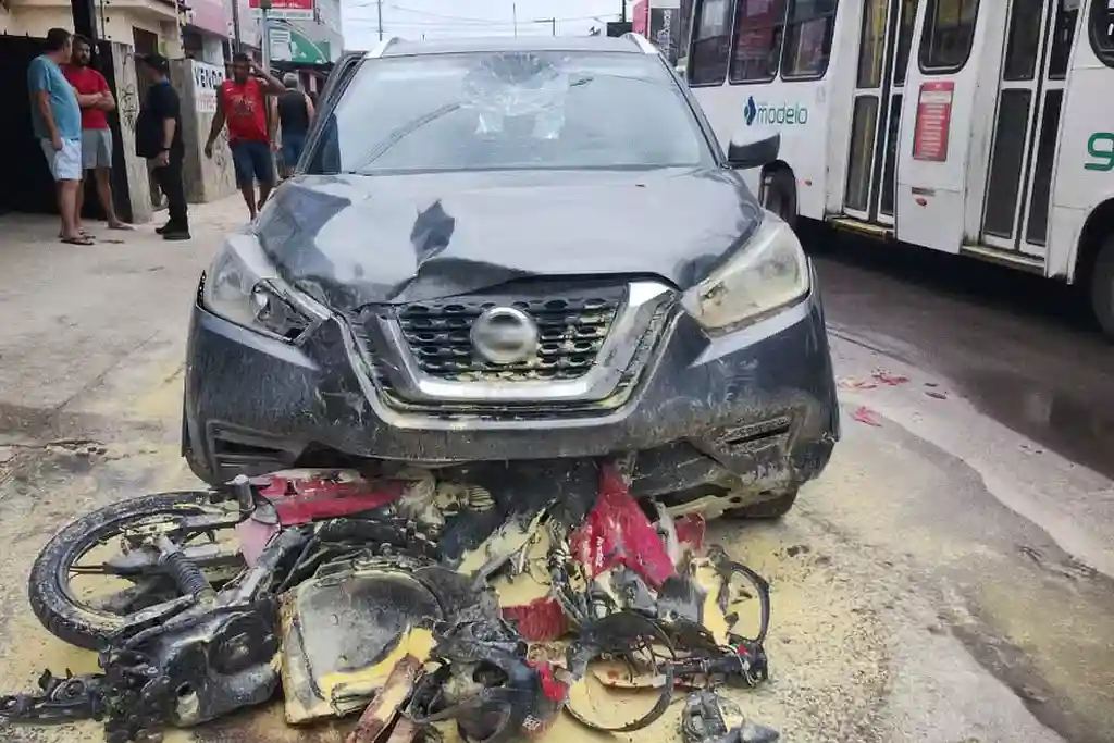 Carro desgovernado atropela mulher em calçada no Siqueira Campos, em Aracaju