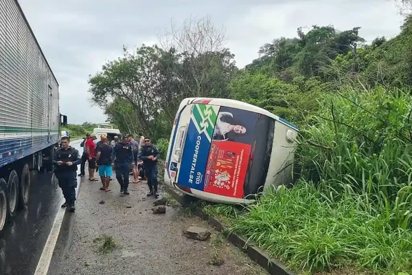 Micro-ônibus da Coopertalse tomba na BR-101 e deixa cinco feridos