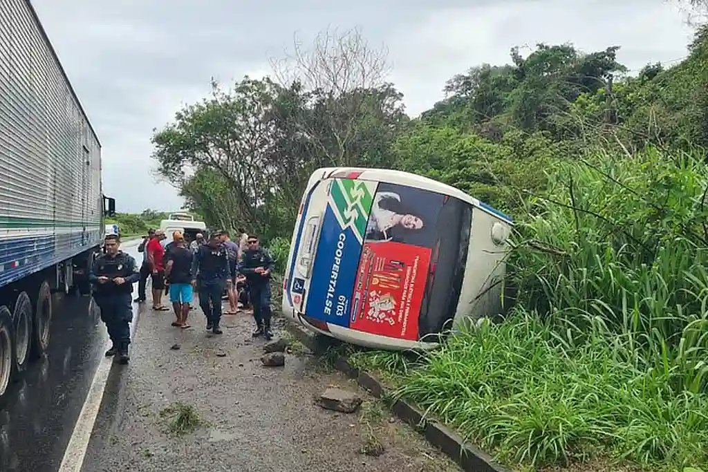 Micro-ônibus da Coopertalse tomba na BR-101 e deixa cinco feridos