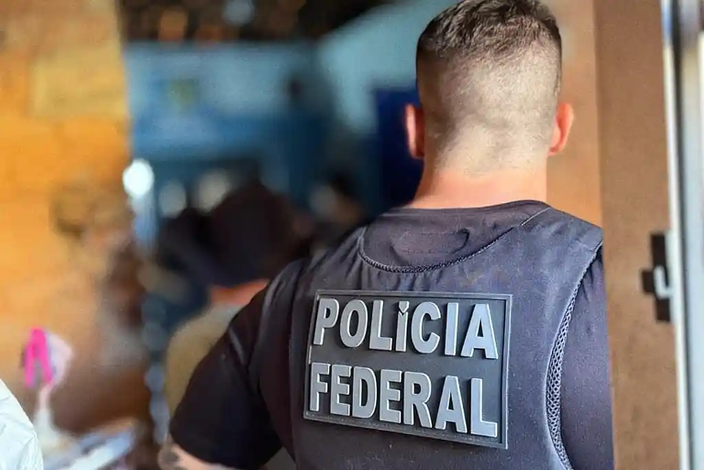 Policial Federal durante operação contra crimes de abuso sexual infantojuvenil em Aracaju