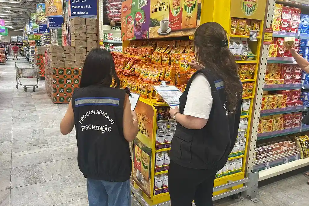 Agentes do Procon Aracaju realizando pesquisa de preço da cesta básica em Aracaju