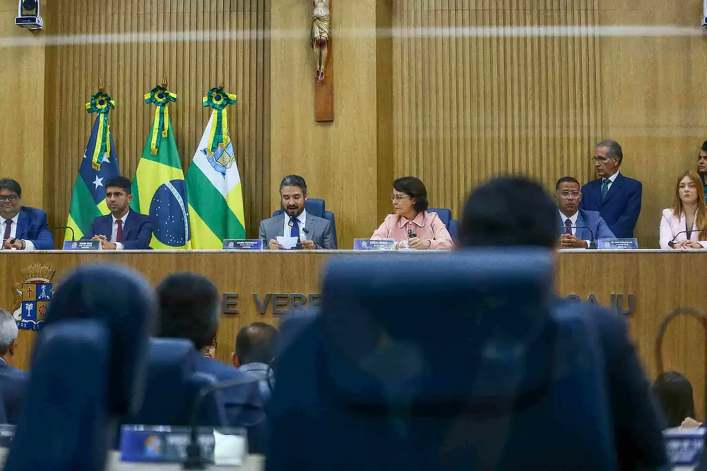 Prefeita Emília ao lado do vereador Ricardo Vasconcelos, na Câmara de Aracaju
