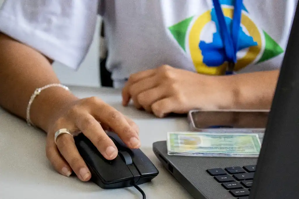 Servidora do GO Sergipe (Geração de Oportunidade), plataforma digital do Núcleo de Apoio ao Trabalho (NAT)