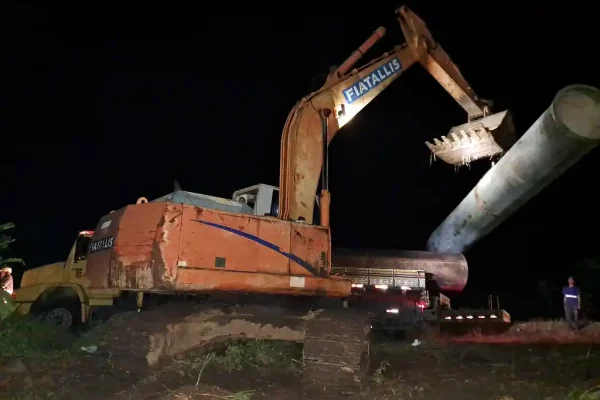 Equipes da Deso trabalhando para recuperar rompimento na Adutora do São Francisco