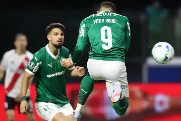 Vitor Roque, do Palmeiras, em jogo contra o River Plate, durante partida válida pelas quartas de final, volta, da Copa Libertadores 2025, na arena Allianz Parque.