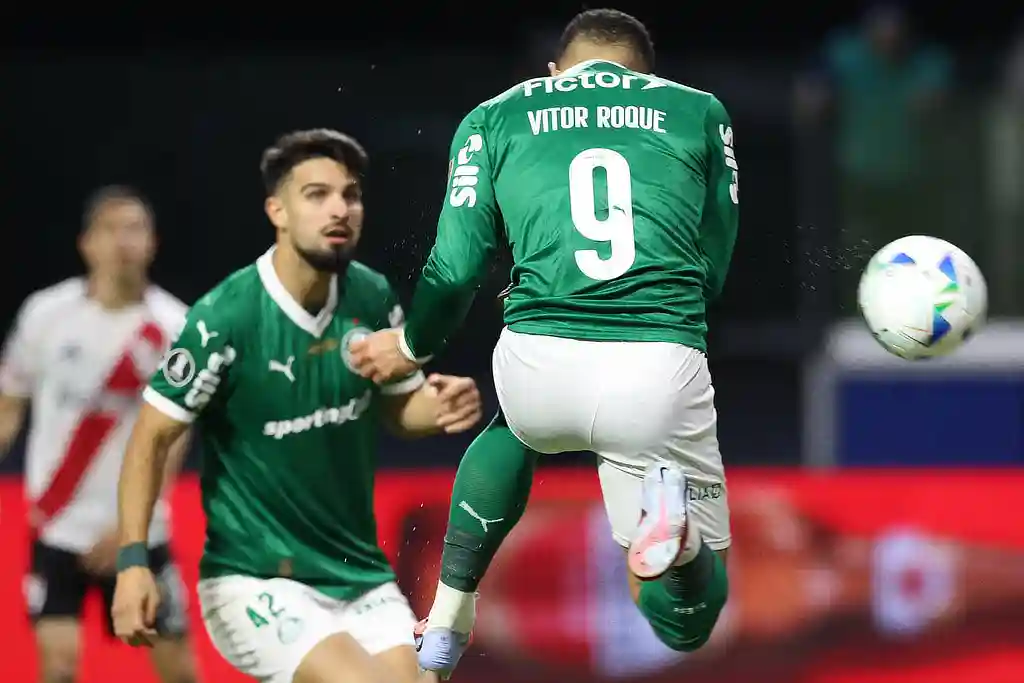 Vitor Roque, do Palmeiras, em jogo contra o River Plate, durante partida válida pelas quartas de final, volta, da Copa Libertadores 2025, na arena Allianz Parque. 