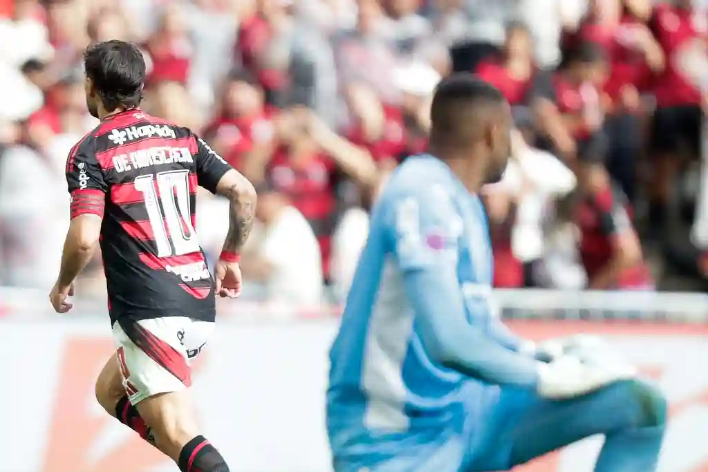 Flamengo e Palmeiras em disputa no Maracanã, durante Brasileirão 2025