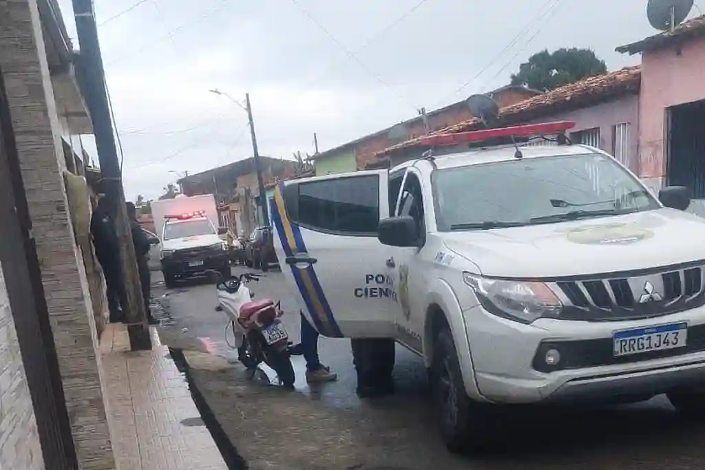 Viatura da Polícia Científica de Sergipe em apuração sobre ataque a tiros em Umbaúba