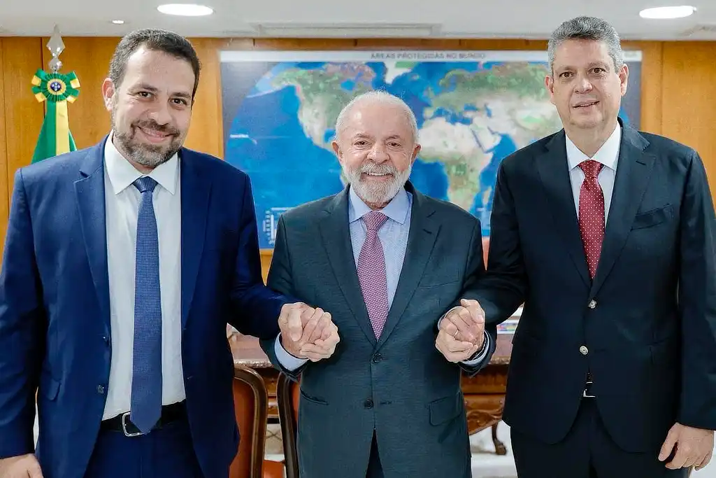 Boulos, Lula e Márcio Macêdo de mãos dadas