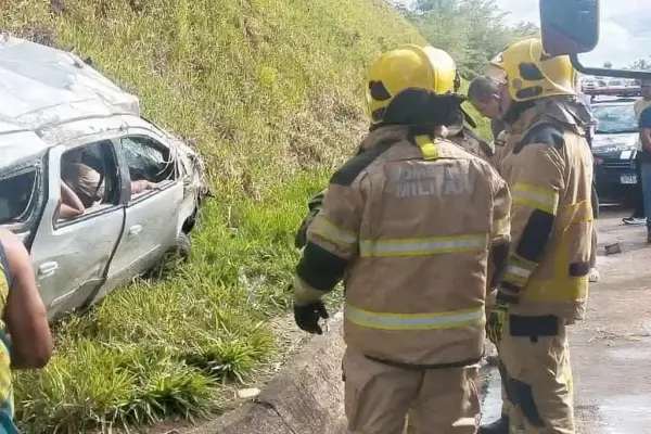 Bombeiros e SAMU trabalham no resgate de três pessoas após carro capotar na BR-101