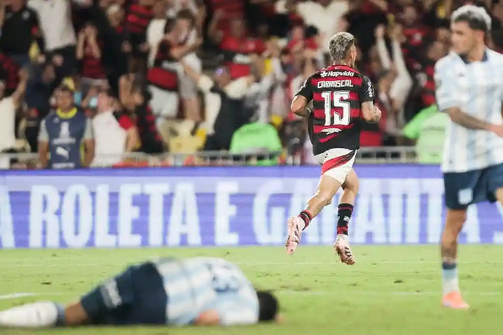 Jogador Carrascal comemora gol pelo Flamengo na Libertadores 2025