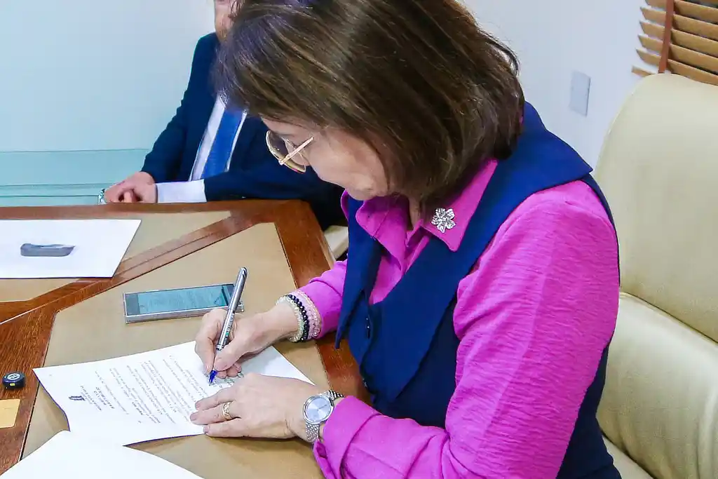 Prefeita Emília Corrêa assina decreto que cria comissão para organização do Concurso Municipal Unificado em Aracaju (CMU)