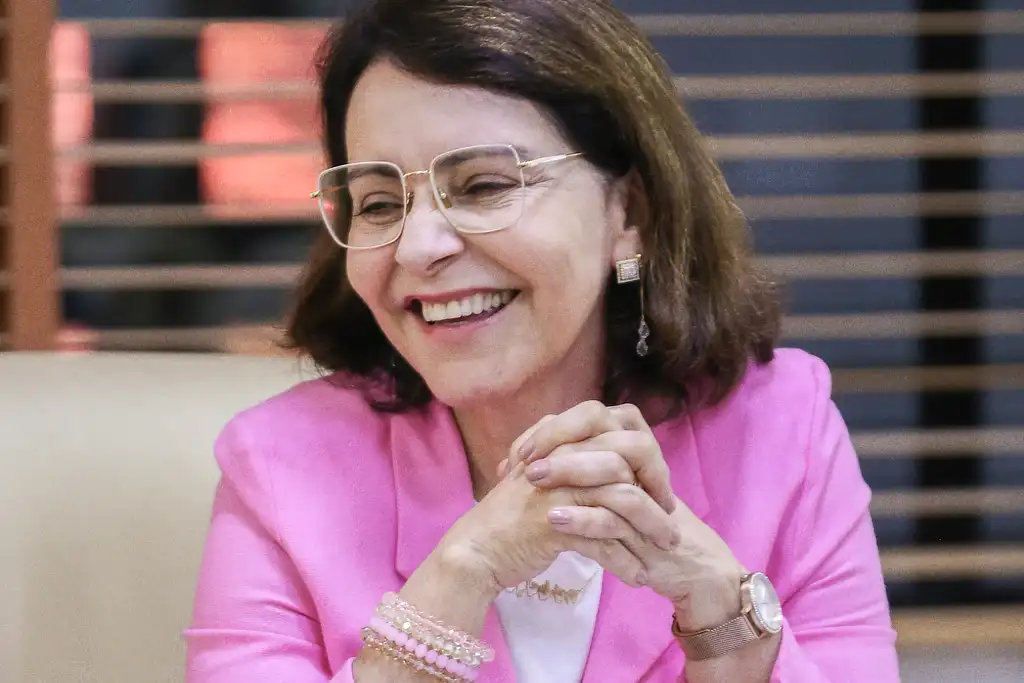 Prefeita de Aracaju Emília Corrêa em foto que aparece sorrindo
