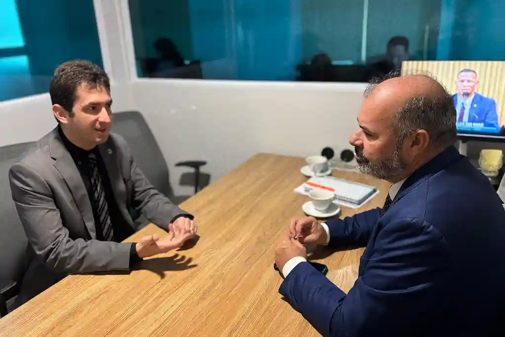 O diretor de Prerrogativas da OAB/SE, Erick Furtado, e o vereador Isac Silveira