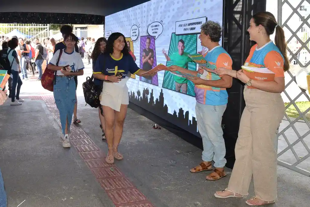 Alunos chegam para o aulão para o Enem, na UNIT, em Aracaju