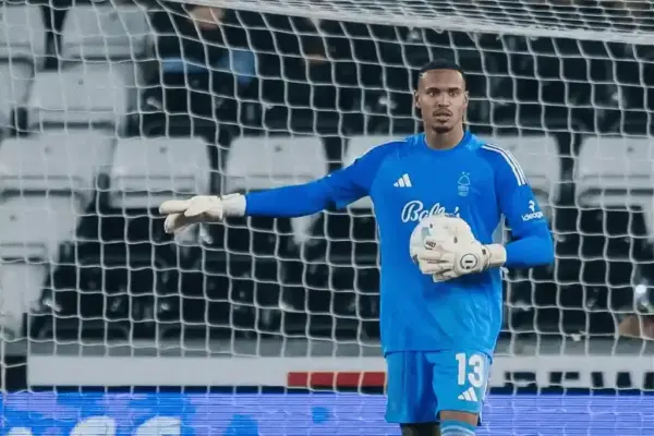 Goleiro John, do Nottingham Forest