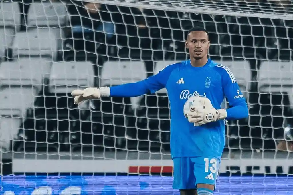 Goleiro John, do Nottingham Forest