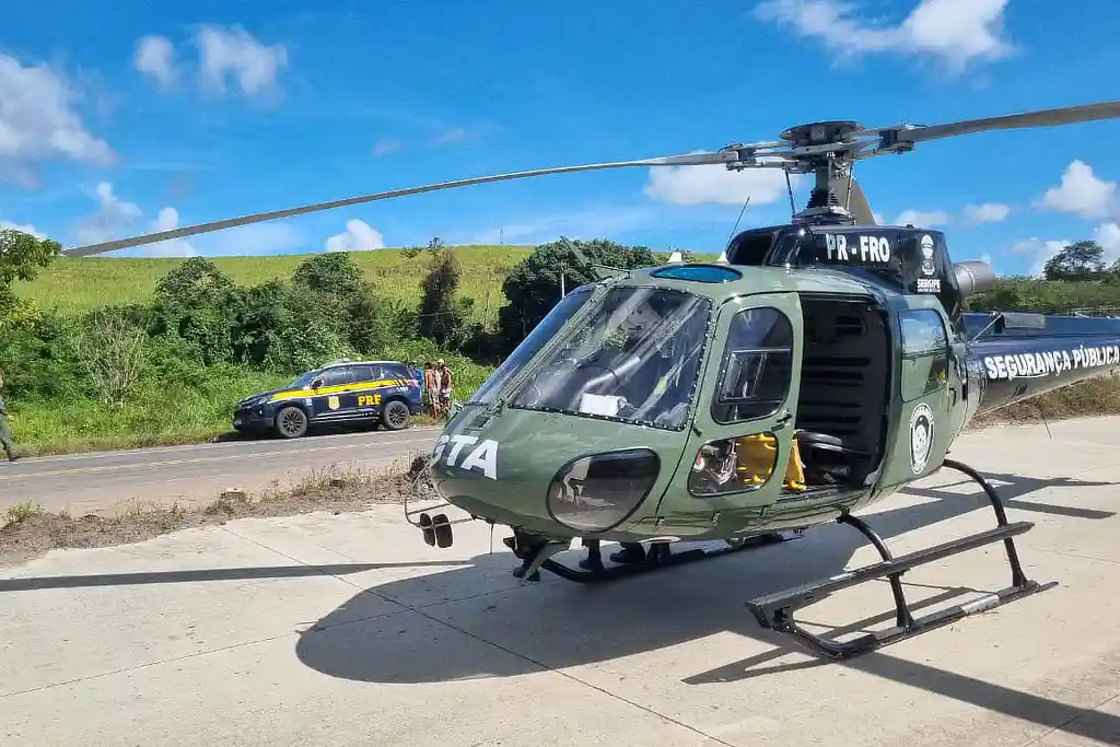 Helicóptero do GTA participa de resgate na BR-101, em Sergipe