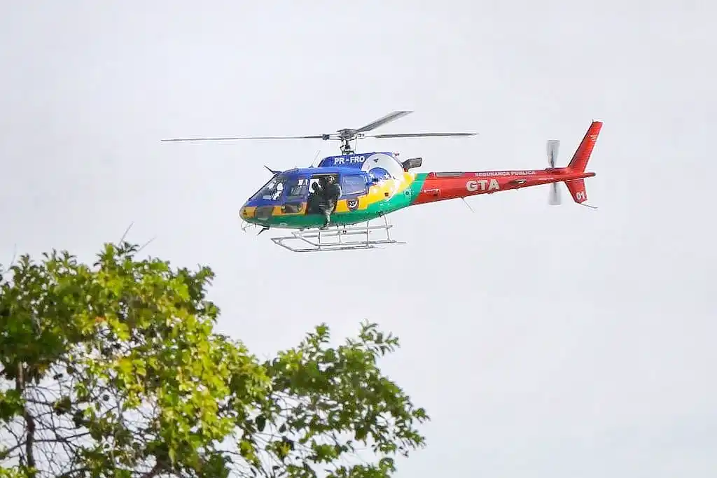 Helicóptero do GTA durante resgate em cachoeira no Parque Nacional Serra de Itabaiana