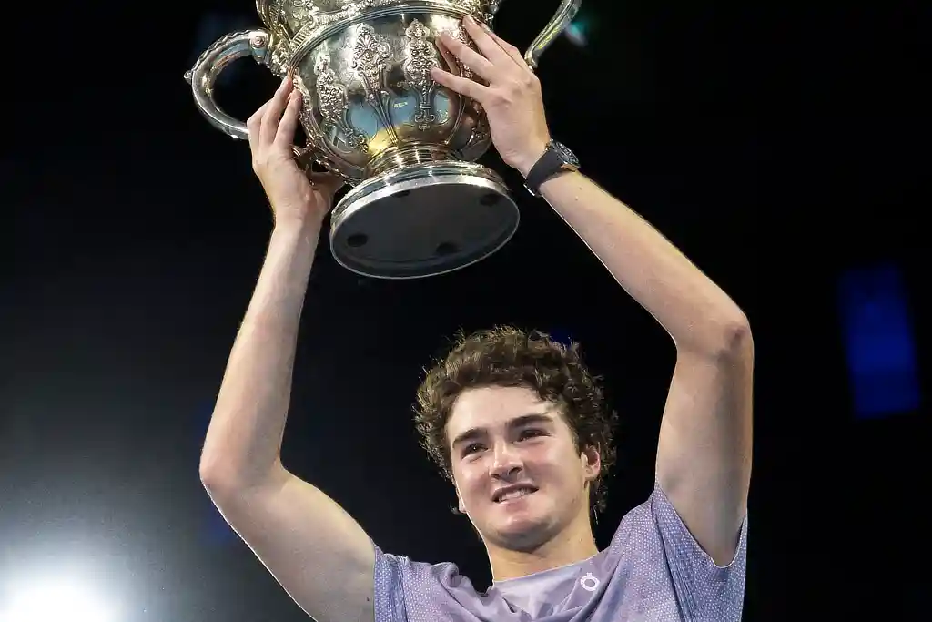 Tenista brasileiro João Fonseca é o campeão da ATP 200 2025