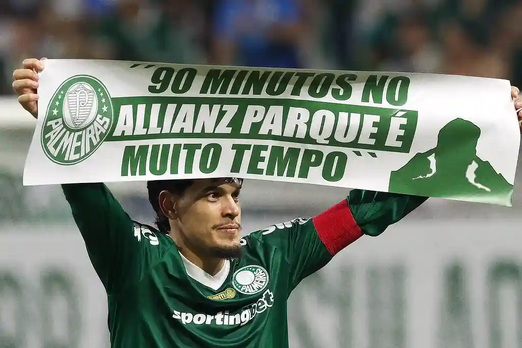 Jogador Gustavo Gómez, do Palmeiras, segurando faixa "90 minutos dentro do Allianz Parque é muito tempo"