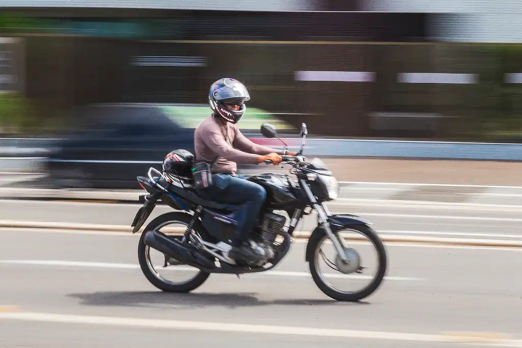 Motociclista pilotando uma moto