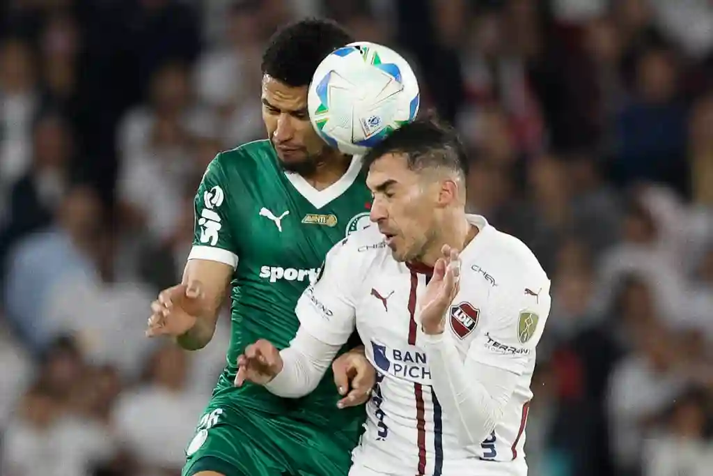 Jogador Murilo, do Palmeiras, disputa bola com o jogador da LDU, na Libertadores 2025