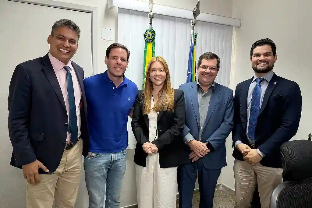 Rodrigo e Moana Valadares ao lado de parlamentares do PL em Sergipe