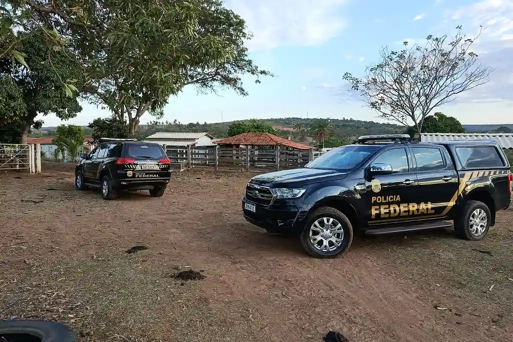 Viaturas da Polícia Federal durante Operação Arcanum, em Sergipe