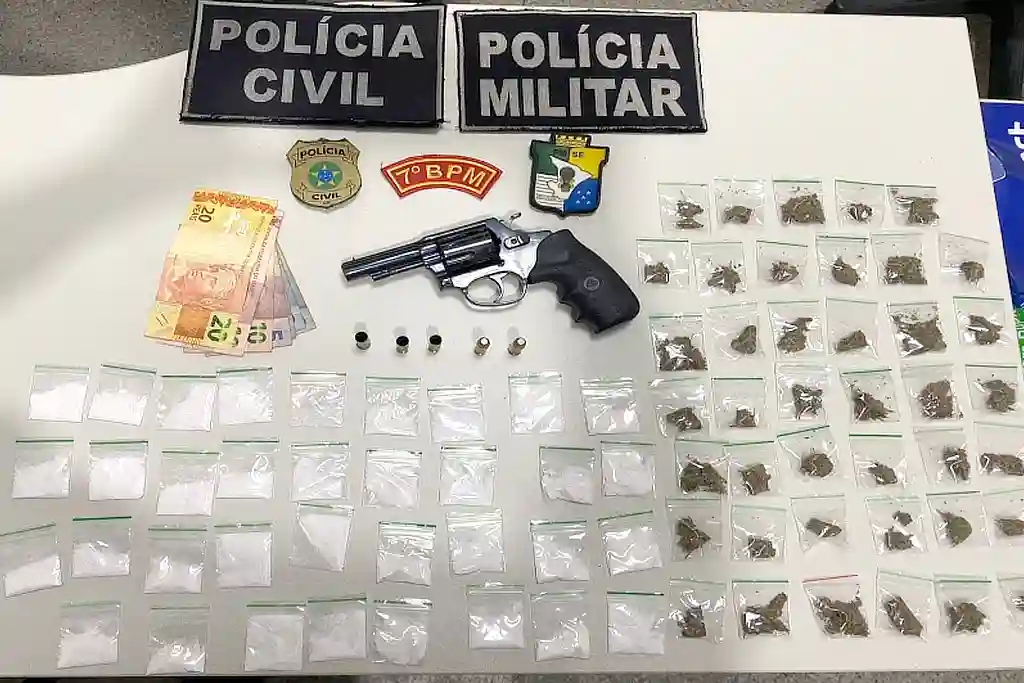 Embalagens de drogas e armas de fogo apreendidos durante operação da Polícia Militar de Sergipe