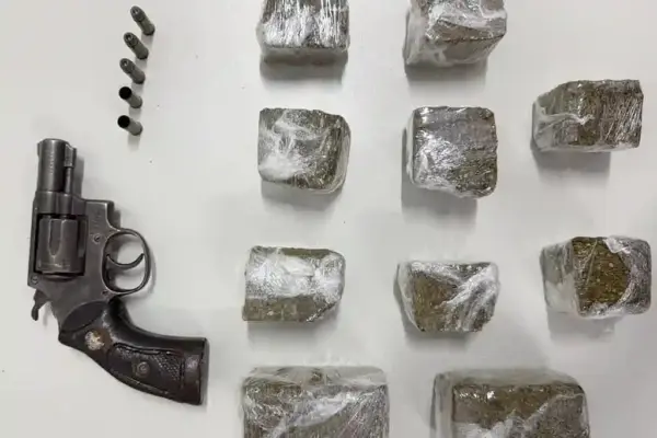 Arma e entorpecentes apreendidos com grande fornecedor de drogas que reagiu à abordagem policial em Sergipe
