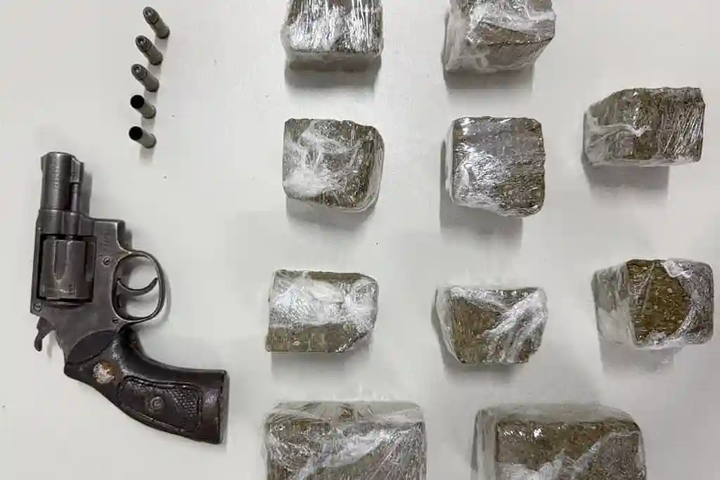 Arma e entorpecentes apreendidos com grande fornecedor de drogas que reagiu à abordagem policial em Sergipe