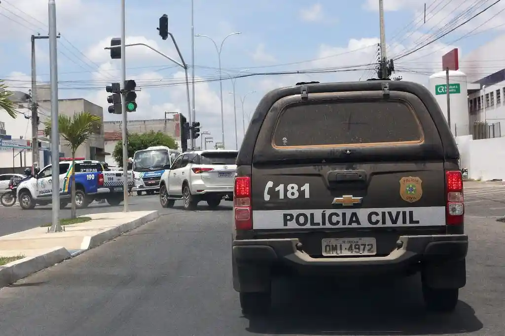 Viatura da Polícia Civil durante operação na cidade de Itabaiana