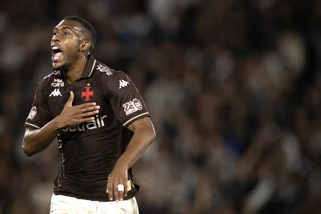Jogador Rayan, do Vasco, dá show no Maracanã