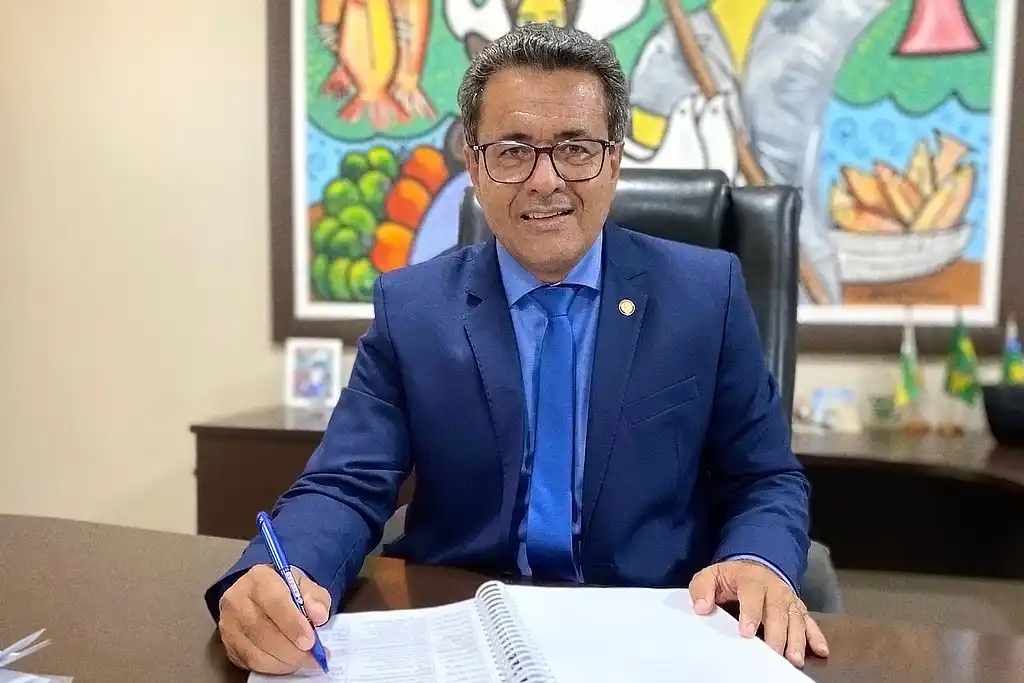 Secretário da Sedurbi, Luiz Roberto Dantas, segurando uma caneta com a mão direita