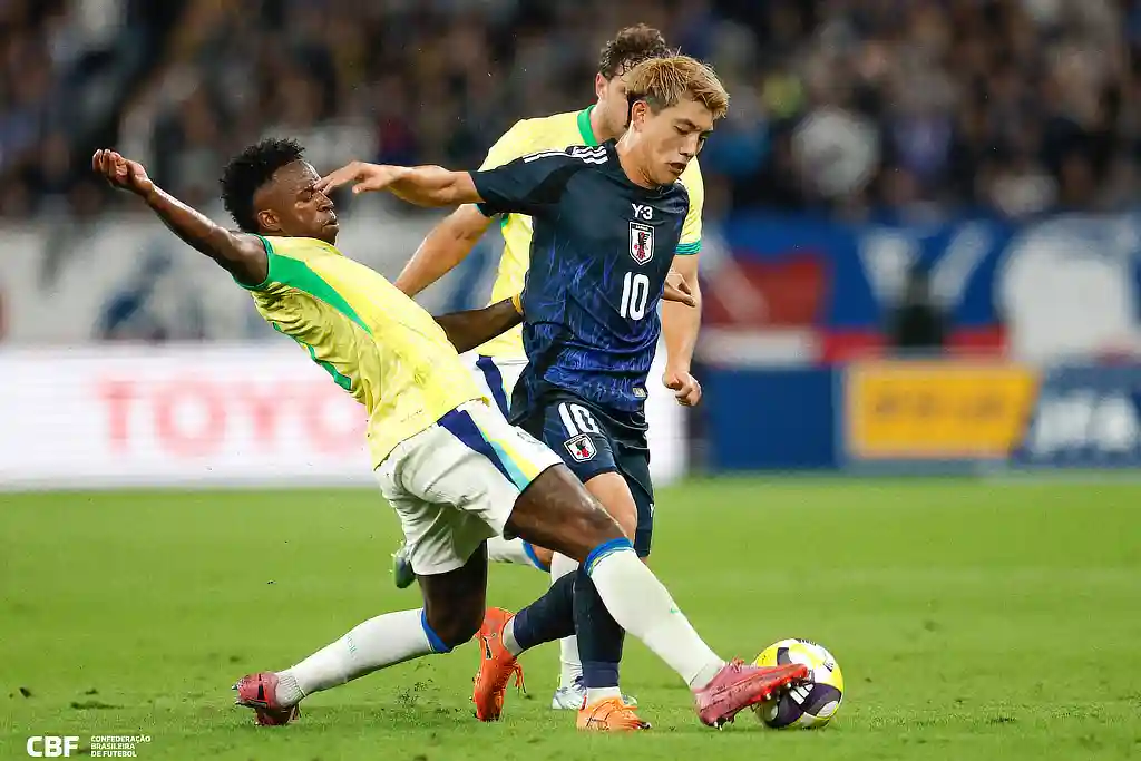 Vinicius Jr. durante partida entre Brasil e Japão