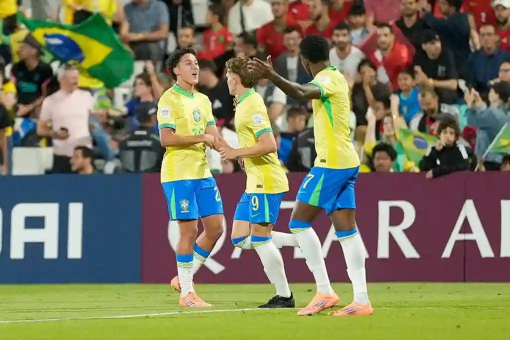 Jogadores da Seleção comemoram o primeiro gol do Brasil no Mundial Sub-17 