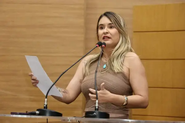 Deputada estadual Kitty Lima, em discurso na Assembleia Legislativa de Sergipe
