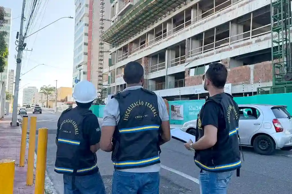 Elevador despenca do 6º andar e deixa dois feridos em Aracaju