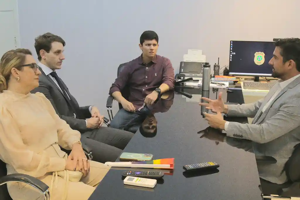 Deputada Linda Brasil em reunião com os delegados Érico Xavier e André Baronto